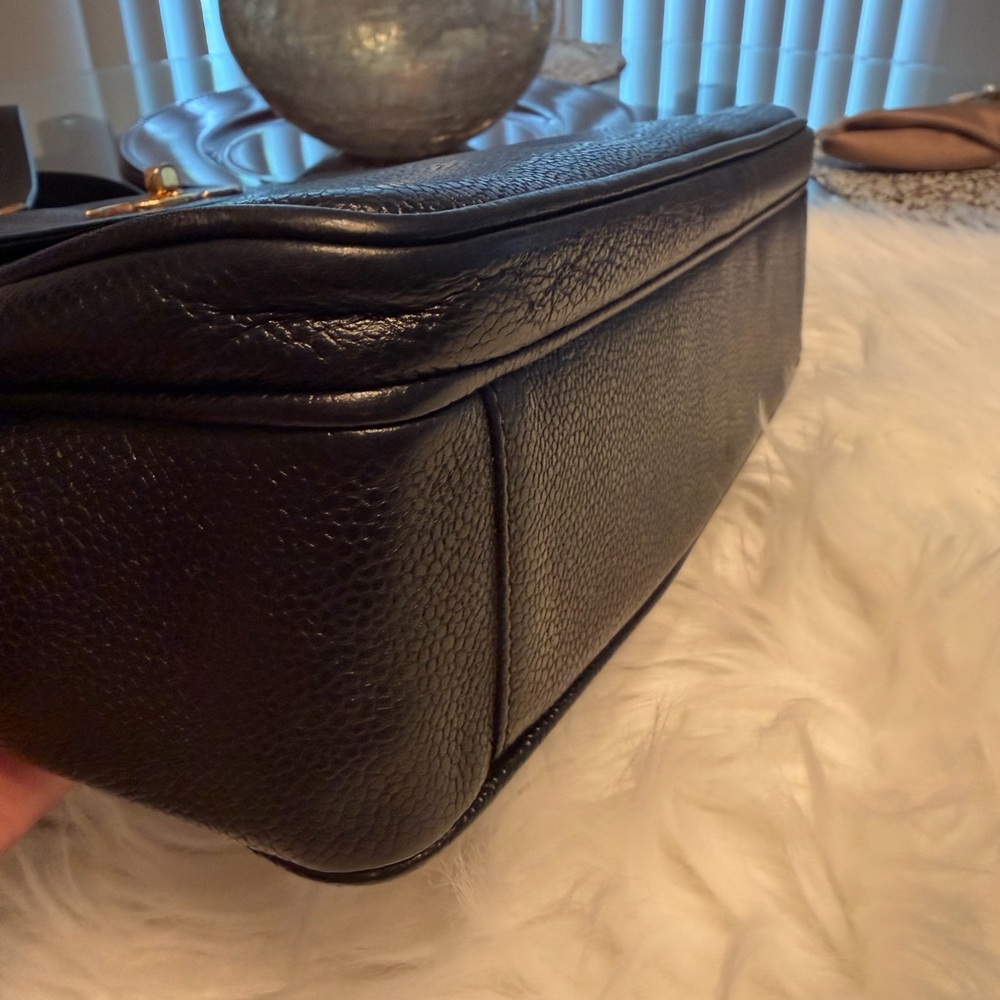 CHANEL Vintage Black Leather Shoulder Bag with CC Logo & CC Turn-Lock Closure - Picture 6 of 16